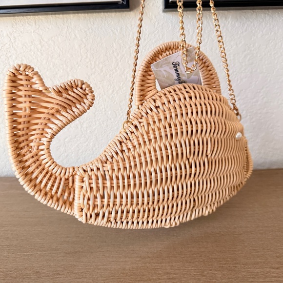 Tommy BahamaViral Whale Wicker Rattan Bag - Picture 2 of 3